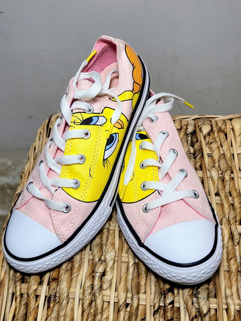 Converse Chuck Taylor All Star Low Top Tweety Bird Looney Tunes Pink